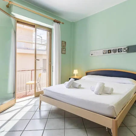 Hostdomus - Submarine Apartment *